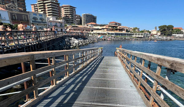 Spiagge libere e solarium di San Giovanni Li Cuti attrezzati con sedie anfibie per persone con disabilit&agrave;