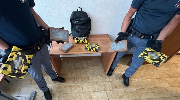 "Venite, c'è un deposito di droga in una casa abbandonata", Polizia di Stato sequestra oltre 7 chili di cocaina in via Vittorio Emanuele "Venite, c'è un deposito di droga in una casa abbandonata", Polizia di Stato sequestra oltre 7 chili di cocaina in via Vittorio Emanuele