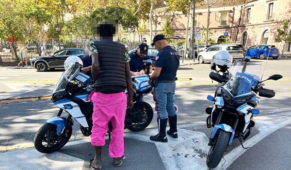 Pugno duro con i parcheggiatori abusivi, sanzionati e denunciati per l’inosservanza del Dacur 7 pregiudicati Pugno duro con i parcheggiatori abusivi, sanzionati e denunciati per l’inosservanza del Dacur 7 pregiudicati