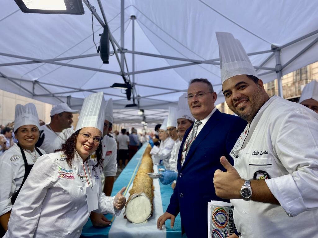Guinness World Record: oltre 21 metri di lunghezza a Caltanissetta per un cannolo destinato ad entrare nella storia