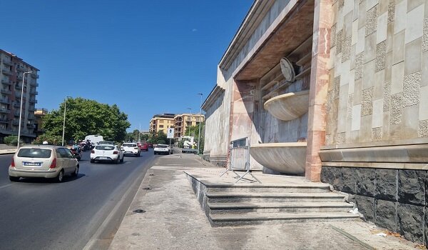 Manutenzioni, operai al lavoro per il ripristino della fontana del Tondo Gioeni Manutenzioni, operai al lavoro per il ripristino della fontana del Tondo Gioeni