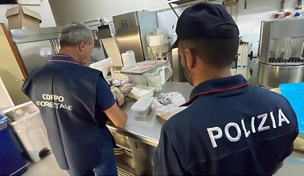 Controlli della task force coordinata dalla Polizia di Stato a Bronte, riscontrate irregolarit&agrave; in un bar, sequestrati 40 kg di prodotti non tracciati e carenze igieniche
