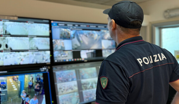 Ruba occhiali da sole in un negozio dell’aeroporto, trentenne francese denunciato dalla Polizia di Stato Ruba occhiali da sole in un negozio dell’aeroporto, trentenne francese denunciato dalla Polizia di Stato