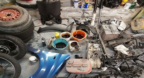 Scoperta e sequestrata dal Commissariato Borgo-Ognina, al Villaggio Dusmet, officina-carrozzeria e raccolta di rifiuti completamente abusiva, indagati padre e figlio