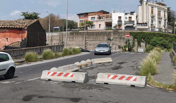 Blocchi di cemento da rimuovere dalla zona nord di via Caronda a "Borgo-Sanzio"