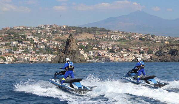 Controlli della Polizia di Stato nel litorale catanese, scongiurata collisione di un motoscafo contro gli scogli, sanzionati 12 diportisti per 5.000 euro Controlli della Polizia di Stato nel litorale catanese, scongiurata collisione di un motoscafo contro gli scogli, sanzionati 12 diportisti per 5.000 euro