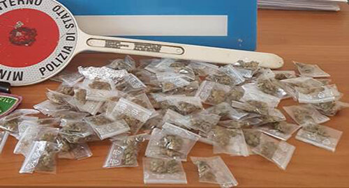 Denunciati dalla Polizia a Librino due spacciatori e sequestrate, a carico di ignoti, oltre 100 stecche di marijuana