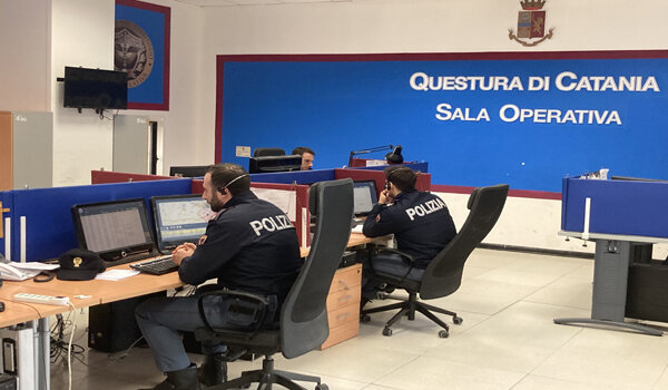 Chiama il numero unico per le emergenze dicendo di voler compiere un gesto estremo, salvato dall&rsquo;intervento della Polizia di Stato