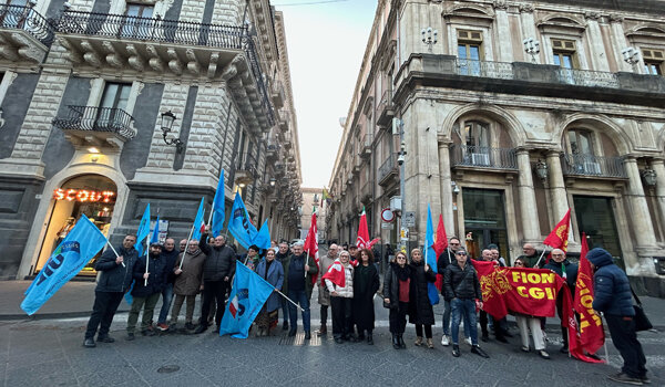 Incidenti sul lavoro, strage senza fine, presidio unitario ieri sotto la Prefettura: "Nessuna logica di mercato pu&ograve; giustificare le carte false"