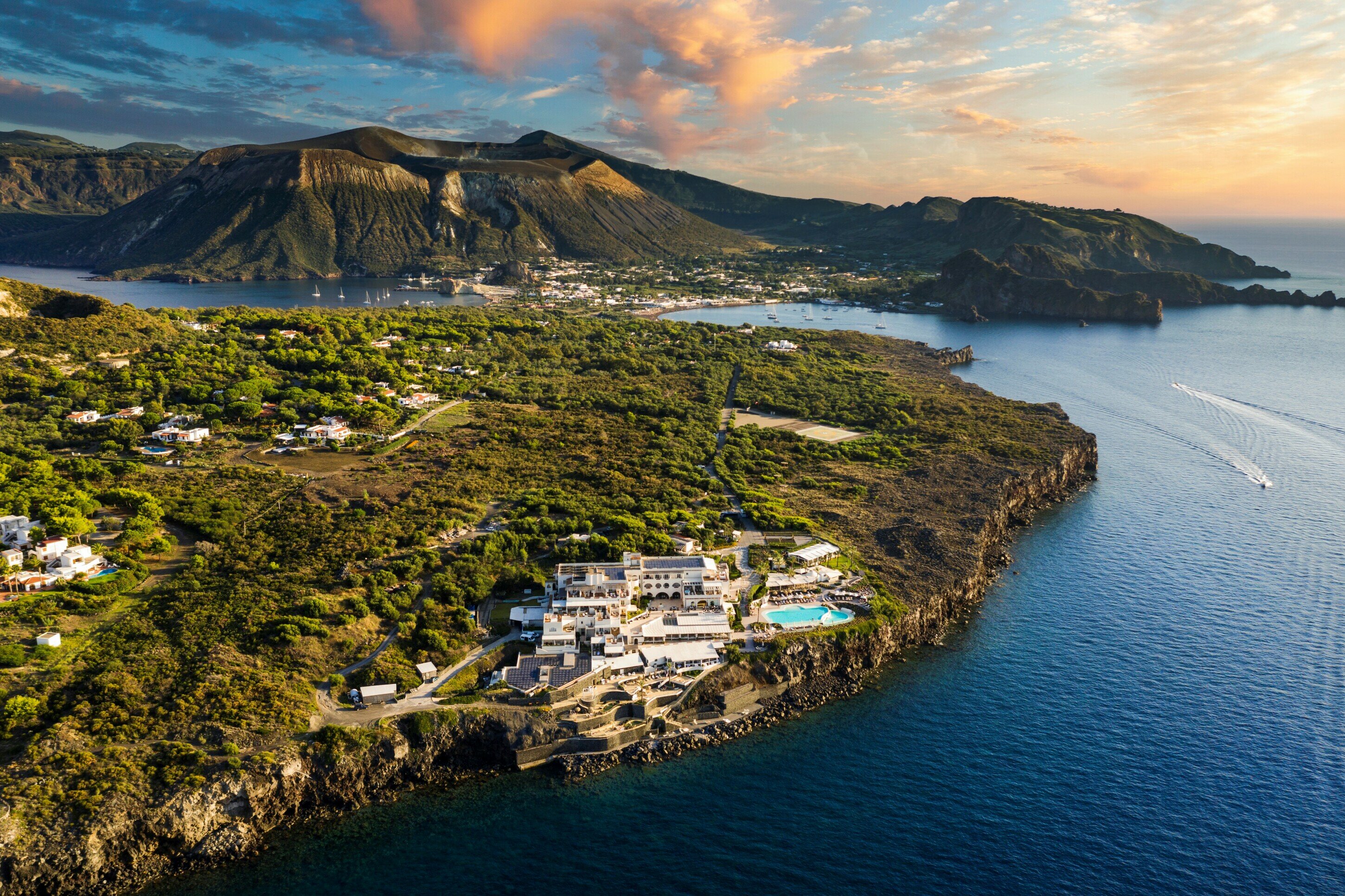 A Vulcano il Therasia Resort Sea & Spa svela le sue quattro nuove suite