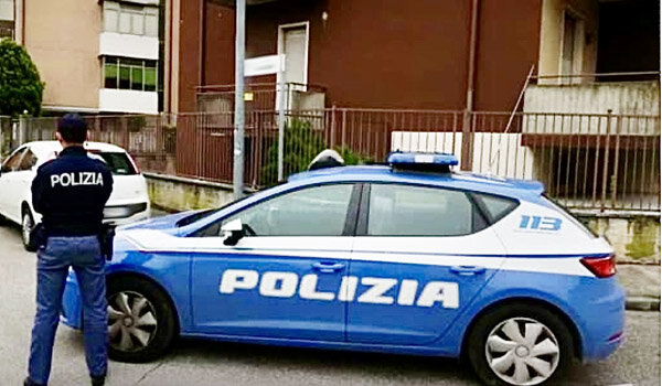 Danneggiamenti in condominio per una veranda abusiva, cinquantaduenne denunciata dalla Polizia di Stato