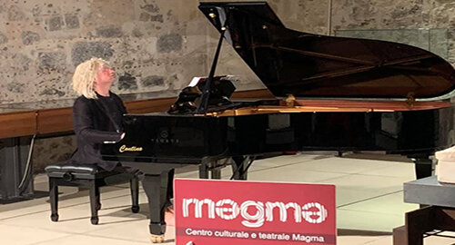 Alla Corte del Castello Ursino di Catania l'estro e i virtuosismi del pianista umbro Maurizio Mastrini Alla Corte del Castello Ursino di Catania l'estro e i virtuosismi del pianista umbro Maurizio Mastrini