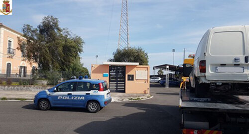 Donna con precedenti va a firmare al Commissariato di Librino con autista senza patente e con vettura priva di assicurazione, numerosi controlli e reati accertati dalla Polizia nel quartiere