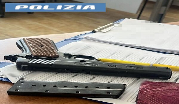 Con un&rsquo;arma nel marsupio davanti a una banca, ventitreenne fermato dalla Polizia di Stato