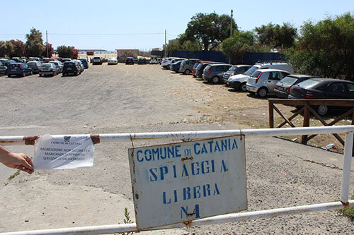 Spiagge libere piene di rifiuti e piattaforme lontane dall'apertura, l'ennesima denuncia ed il reportage di Catania Bene Comune