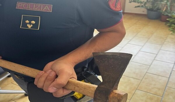 &ldquo;Abbassate il volume della musica o vi finisce male&rdquo;, ventitreenne armato di accetta fermato dalla Polizia di Stato davanti ad un bar