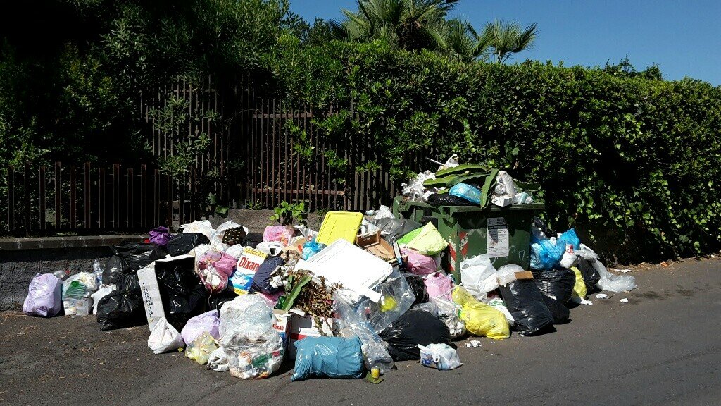 Emergenza Rifiuti, le Frazioni di Acireale sommerse da cumuli maleodoranti chiedono da giorni l'intervento urgente del Comune Emergenza Rifiuti, le Frazioni di Acireale sommerse da cumuli maleodoranti chiedono da giorni l'intervento urgente del Comune