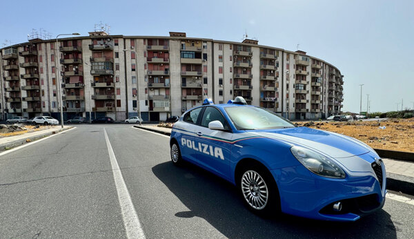 Cocaina e marijuana in tasca, spacciatore di 24 anni arrestato in viale Tirreno dalla Polizia di Stato Cocaina e marijuana in tasca, spacciatore di 24 anni arrestato in viale Tirreno dalla Polizia di Stato