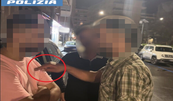 &ldquo;O mi date 5 euro o vi vengo a cercare&rdquo;, parcheggiatore abusivo tenta di estorcere denaro a due ragazzi, arrestato dalla Polizia di Stato