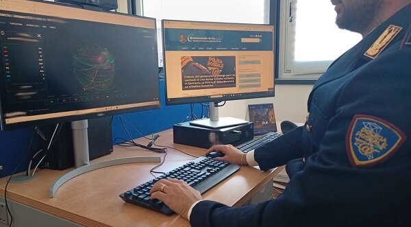 Divieto di avvicinamento e controllo a distanza con braccialetto elettronico per un ventitreenne ritenuto responsabile di atti persecutori Divieto di avvicinamento e controllo a distanza con braccialetto elettronico per un ventitreenne ritenuto responsabile di atti persecutori