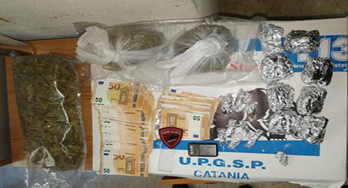 Arresti delle Volanti per detenzione e spaccio di sostanze stupefacenti, per resistenza e lesioni a Pubblico ufficiale e per tentata estorsione