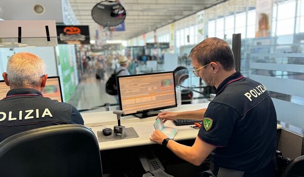 Due passeggeri iraniani presentano passaporti falsi in aeroporto, fermati e arrestati dalla Polizia di Stato Due passeggeri iraniani presentano passaporti falsi in aeroporto, fermati e arrestati dalla Polizia di Stato