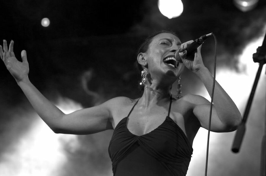 "Moviti Ferma", Eleonora Bordonaro al Parco Archeologico Naxos Taormina