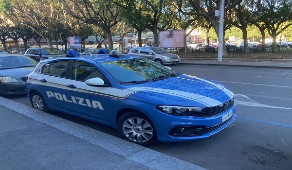 Aggredisce poliziotti ed operatori sanitari, denunciato uno straniero di 42 anni