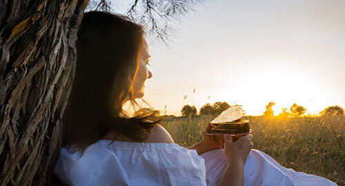 La pianista catanese Tania Cardillo presenta il cd "Piano Works Vol. 1 Preludes & Sonatas" con le musiche del compositore marchigiano Luca Moscardi, produzione Da Vinci Publishing