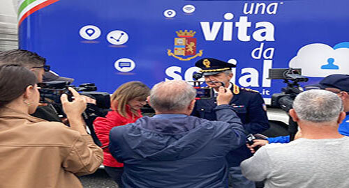 X edizione "Una vita da social", il truck della Polizia Postale stamani nel quartiere Librino per incontrare studenti e insegnanti su social network e cyberbullismo