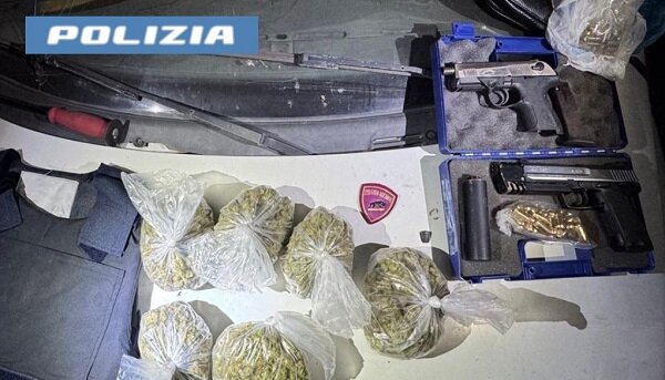 Scoperto dalla Polizia di Stato arsenale in un’auto abbandonata, sequestrate droga, armi e munizioni nel quartiere Librino Scoperto dalla Polizia di Stato arsenale in un’auto abbandonata, sequestrate droga, armi e munizioni nel quartiere Librino