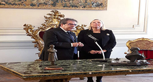 Il sindaco Enzo Bianco saluta il prefetto Maria Guia Federico in visita di commiato a Palazzo degli Elefanti