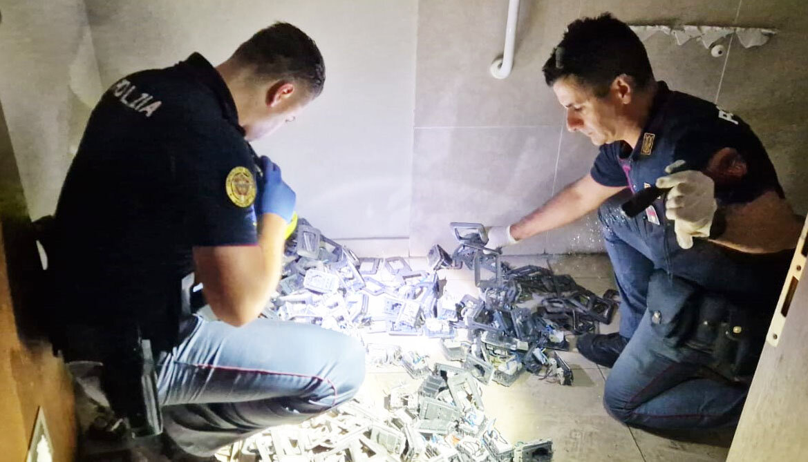 Sorpresi a rubare nell&rsquo;ex ufficio comunale, bloccati e denunciati dagli agenti delle Volanti della Questura