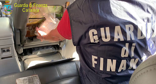 Sequestrati dalla Guardia di Finanza 13 kg. di cocaina occultati in 2 auto e trasportate da una bisarca, arrestato un corriere Sequestrati dalla Guardia di Finanza 13 kg. di cocaina occultati in 2 auto e trasportate da una bisarca, arrestato un corriere
