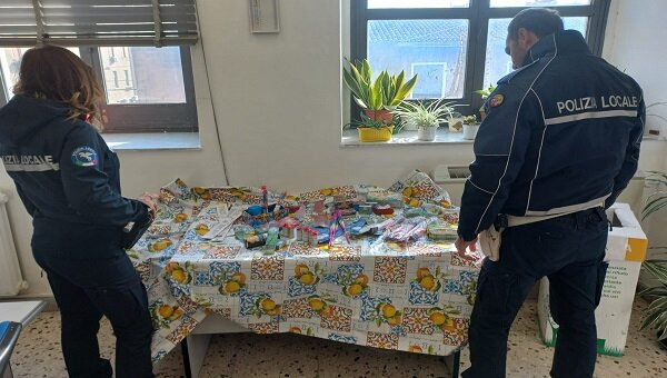 Polizia Locale, sequestro di botti alla Fiera e denuncia penale ad ambulante abusivo
