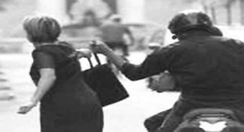 Arrestati dalla Polizia due scippatori, autori del furto con strappo ad una donna nei pressi di piazza Roma