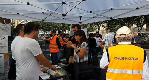 &ldquo;Catania Rinasce&rdquo;, tanta gente al gazebo in piazza Falcone per sapere di pi&ugrave; sulla raccolta differenziata