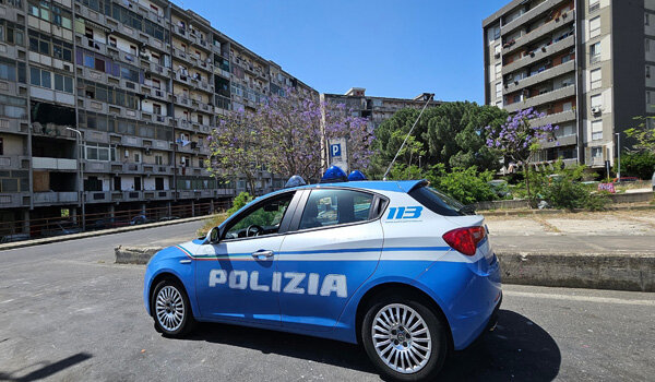 Non si fermano all’alt e vanno a sbattere contro l’auto della Polizia, denunciati per resistenza a pubblico ufficiale Non si fermano all’alt e vanno a sbattere contro l’auto della Polizia, denunciati per resistenza a pubblico ufficiale