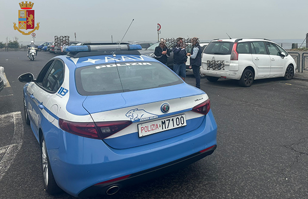 Pretendevano soldi dagli automobilisti per parcheggiare in piazza Tricolore, denunciati e sanzionati dalla Polizia due parcheggiatori abusivi
