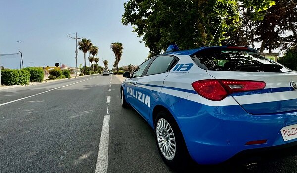 Ruba la borsa lasciata in un&rsquo;auto alla Plaia, pregiudicato individuato e arrestato dalla Polizia di Stato