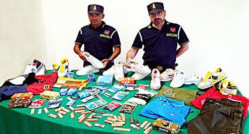 Sequestrati dalla Guardia di Finanza oltre 70 mila prodotti per accessori ai tabacchi da fumo illegali, denunciato cittadino cinese