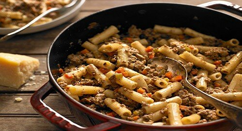 “Rigatoni with white Bolognese”, clamorosa gaffe del New York Times! Protesta dei cuochi: "Rispetto per le ricette italiane" “Rigatoni with white Bolognese”, clamorosa gaffe del New York Times! Protesta dei cuochi: "Rispetto per le ricette italiane"