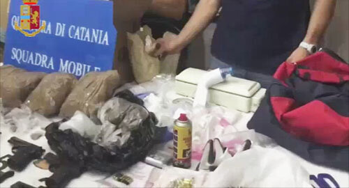 Sequestrati dalla Squadra Mobile nel quartiere Monte Po armi e stupefacente, arrestato giovane pregiudicato