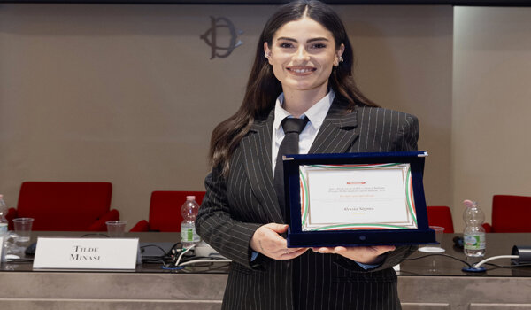 La modicana Alessia Sigona premiata alla Camera dei Deputati con il "Premio Giovani Talenti" La modicana Alessia Sigona premiata alla Camera dei Deputati con il "Premio Giovani Talenti"