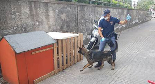 Arrestati dalla Polizia al Villaggio Sant&rsquo;Agata due spacciatori &ldquo;cinofili&rdquo;, sequestrate 62 dosi di cocaina e crack e uno scooter