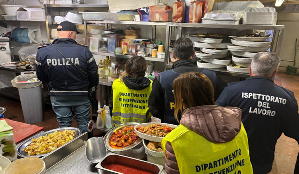 LA Polizia di Stato scopre laboratorio di un bar del Centro con gravi carenze igienico-sanitarie, sanzioni per quasi 30 mila euro