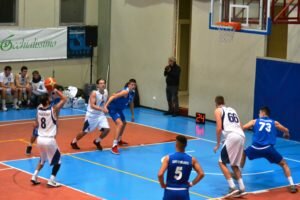 un-tiro-libero-di-marco-consoli-contro-la-nuova-agatirno-300x200-1424772247.jpg