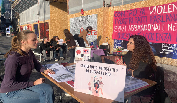 Un anno dopo lo sgombero del Consultorio occupazione simbolica davanti al Comune