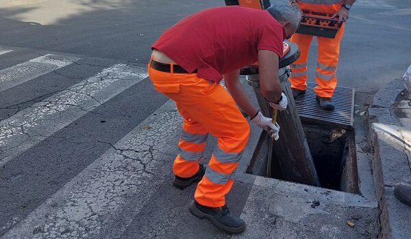 Manutenzioni, canal jet in azione per ripulire le caditoie otturate Manutenzioni, canal jet in azione per ripulire le caditoie otturate