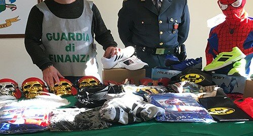 Sequestrati a Gravina di Catania dalla Guardia di Finanza oltre 1.750.000 articoli di Carnevale illeciti e prodotti contraffatti, denunciato imprenditore cinese